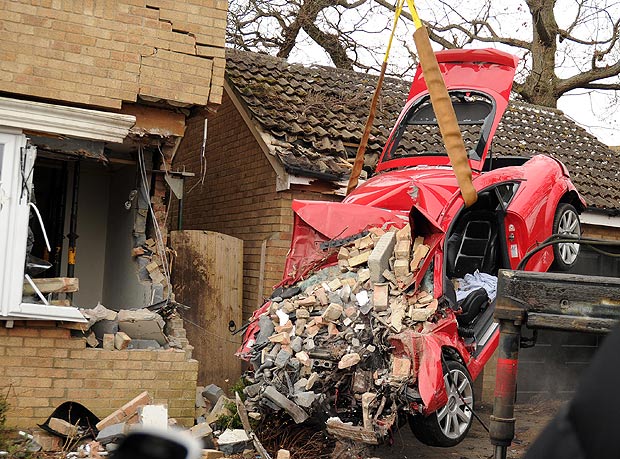 Red Audi TT that crashed into a house in uk-2