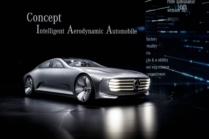 Das Mercedes-Benz Concept IAA (Intelligent Aerodynamic Automobile) ist zwei Autos in einem: Aerodynamik-Weltrekordler mit einem cw-Wert von 0,19 und viertüriges Coupé mit faszinierendem Design. Die Studie, die auf der IAA in Frankfurt ihre Weltpremiere erlebt, schaltet ab einer Geschwindigkeit von 80 km/h automatisch vom Design-Modus in den Aerodynamik-Modus und verändert durch zahlreiche aktive Aerodynamik-Maßnahmen ihre Gestalt. The Mercedes-Benz Concept IAA (Intelligent Aerodynamic Automobile) is two cars in one – an aerodynamic world record holder with a cd figure of 0.19 and a four-door coupé with a fascinating design. The study, which will be premiered at the IAA in Frankfurt, automatically switches from Design mode into Aerodynamic mode upwards of 80 km/h, altering its form with a large number of active aerodynamic measures.
